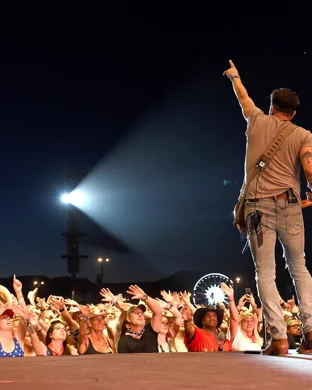 Jason Aldean, Chase Matthew & Mackenzie Carpenter